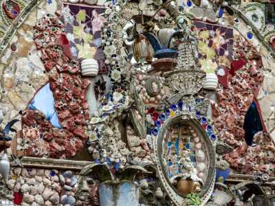 A partire dal timpano centrale, dove fanno bella mostra di s� un lampadario di cristallo...